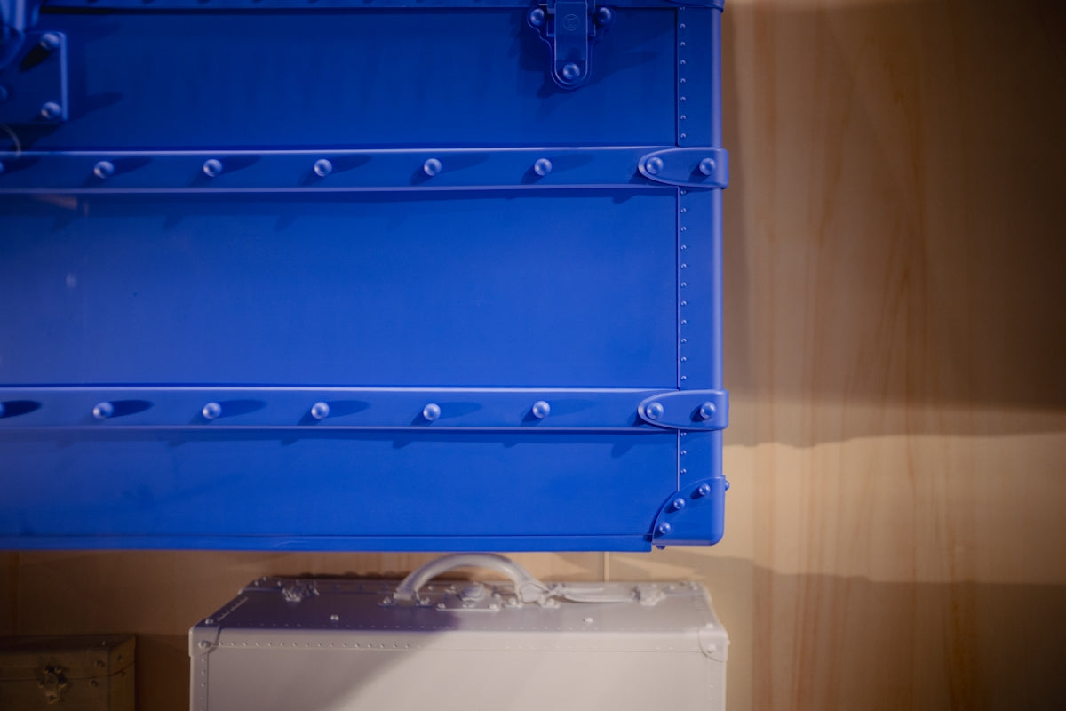 A blue box sitting on top of a white box